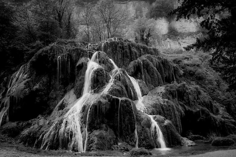 2018_05_10_Jura (0037_b-w).jpg - La cascade de Baume les Messieurs (Mai 2018)